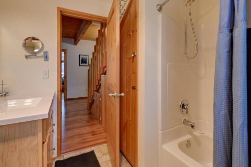 阿什福德Cozy Ashford Home - 5 Mi to Rainier Natl Park!的带淋浴、盥洗盆和浴缸的浴室