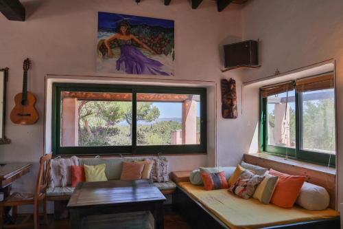 圣费兰-德瑟斯罗Villa Turquoise Formentera的带沙发和2扇窗户的客厅