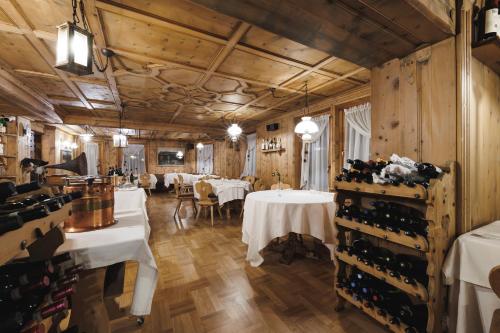 利维尼奥嘎马拉维利亚酒店的一间带桌椅和葡萄酒瓶的餐厅