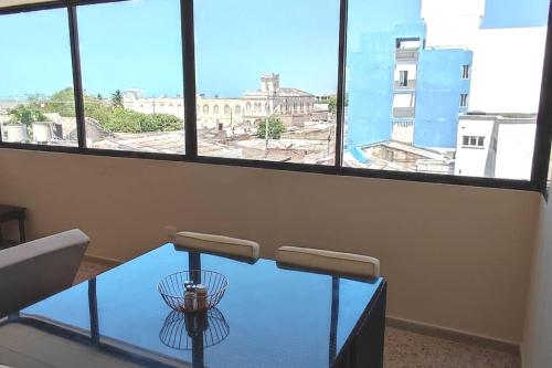 里奥阿查RH02 Riohacha apartamento con vista al mar en la mejor zona de la ciudad genial para relax o trabajo的市景客房的玻璃桌