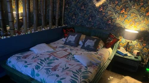 穆斯克龙SPABYELLEETLUI spa rouge ou bleu的花卉图案的墙壁内的一张床铺