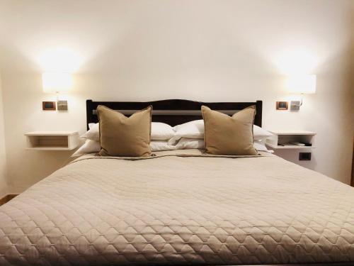 蒙泰斯库达伊奥Villa Lavinia B&B的卧室配有一张带白色床单和枕头的大床。