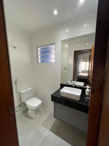 皮拉西卡巴Casa Nova - Excelente Localização的一间带卫生间、水槽和镜子的浴室