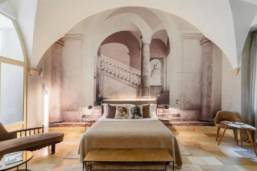 莱切Palazzo Maresgallo Suites & SPA的一间卧室设有一张床和一个楼梯