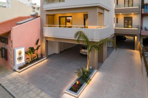 干尼亚Ruby Luxury Suites的棕榈树建筑的空中景观