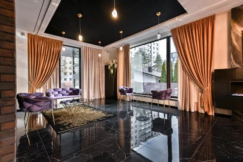 考纳斯Diamond svečių namai的客厅配有紫色椅子和大窗户