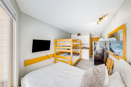 大白山Whitefoot Lodge 314的一间卧室配有双层床和电视