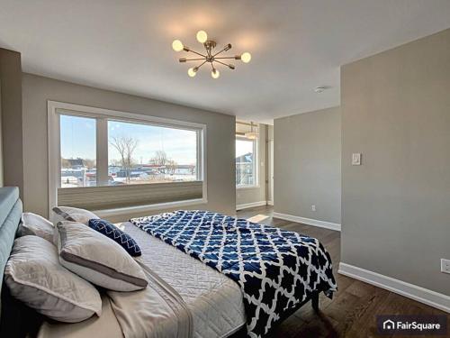 康沃尔Luxurious River-view Townhouse的一间卧室设有一张大床和窗户