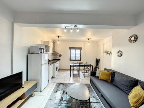 马达莱纳PIX Apartments的带沙发的客厅和厨房