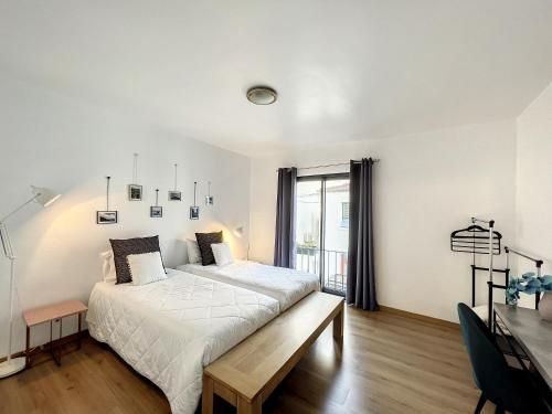 马达莱纳PIX Apartments的白色的卧室设有床和窗户