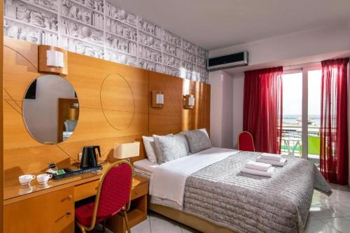 海若克利欧City Life Hotel的一间卧室配有一张床、一张书桌和一面镜子