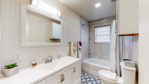 双子瀑布Charming! King bed, W/D, A/C, Garage的浴室配有盥洗盆、卫生间和浴缸。