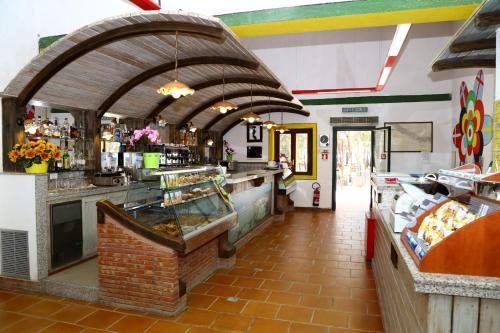 蒙塔莱格罗Eraclea Minoa Village的餐厅内带拱门的面包店