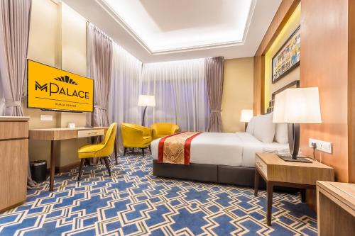 吉隆坡MPalace Hotel KL的配有一张床和一张书桌的酒店客房