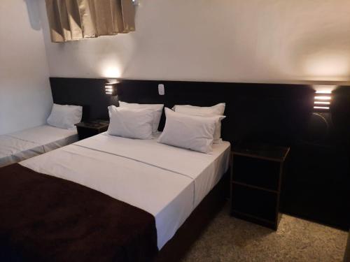 尤西德福拉GH Hotel Express的酒店的客房 - 带2张带白色枕头的床