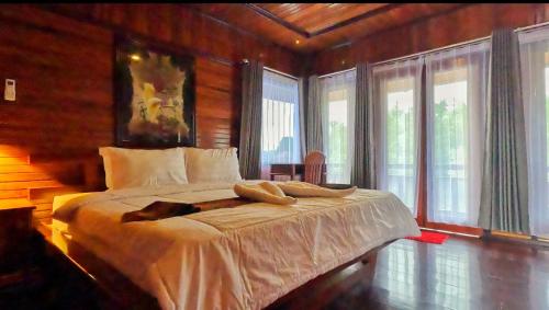 WaisaiCoriana Dive Resort的一间卧室配有一张带白色床单和窗户的床。