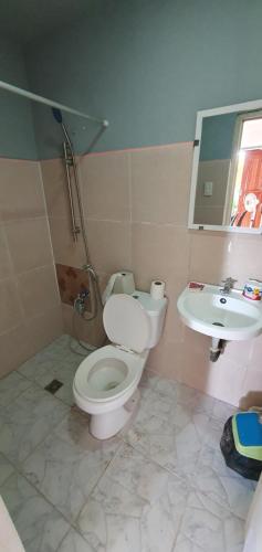 伊洛伊洛洛伊罗阿勒瓦罗租赁度假屋的一间带卫生间和水槽的浴室