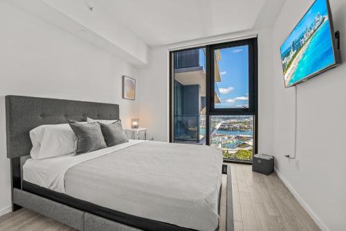 迈阿密TR Miami 2 Bedroom Condo and Studio with Balcony的一间卧室设有一张大床和一个大窗户