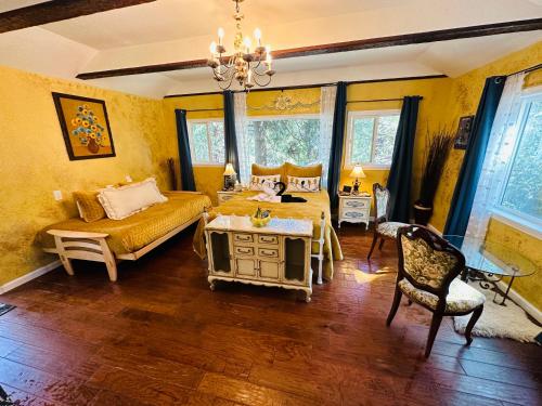 内华达城Flume's End的一间卧室设有黄色的墙壁、一张床和一张桌子