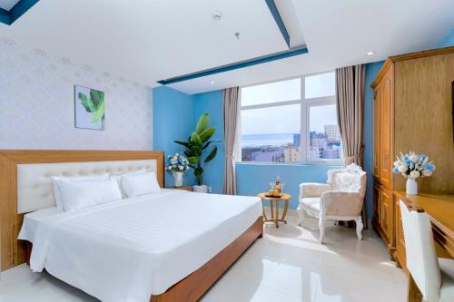 岘港Royal Family Hotel的酒店客房设有床和窗户。