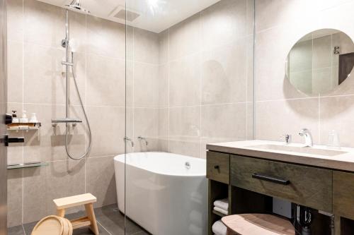 岛原市Hotel mio的带淋浴、浴缸和盥洗盆的浴室