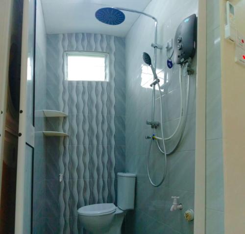 阿罗士打CMS HOMESTAY ALOR SETAR的带淋浴和卫生间的浴室