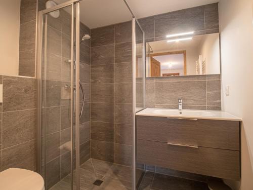 瓦尔莫雷尔Appartement Valmorel, 3 pièces, 7 personnes - FR-1-356-414的带淋浴和盥洗盆的浴室