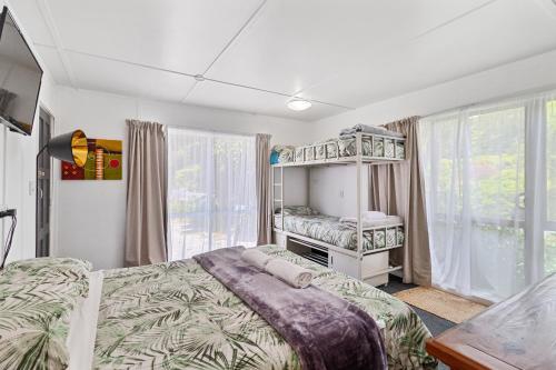KarangahakeRiverside Accommodation的一间卧室设有两张双层床和一扇窗户。