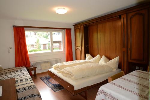 采尔马特Haus Richemont的一间卧室设有一张床和一个窗口