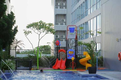 北干巴鲁佩坎巴鲁奢华酒店的一座带游泳池的大楼内的游乐场
