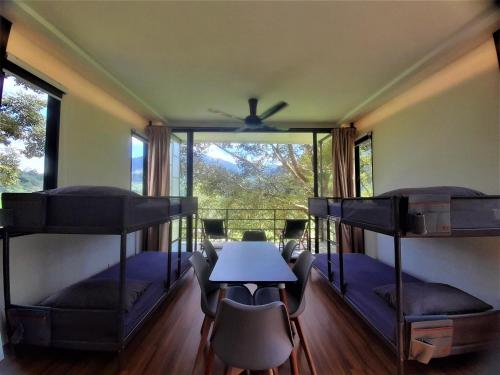 Kampong Sum SumThe Hill的客房设有三张双层床和一张桌子及椅子。