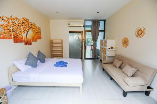班泰庞安竞技场旅舍的卧室配有白色的床和沙发