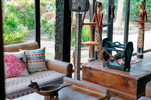 塔巴南Most Exotic Villa Keong Tabanan的客厅配有沙发和桌椅