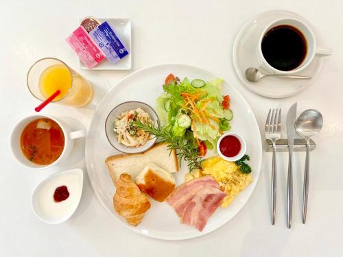 直岛町Wright Style的桌上的早餐食品白盘