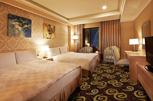 大寮乡义大天悦饭店的酒店客房设有两张床和电视。