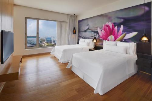 海得拉巴海得拉巴思维空间威斯汀酒店的配有大窗户的酒店客房内的两张床