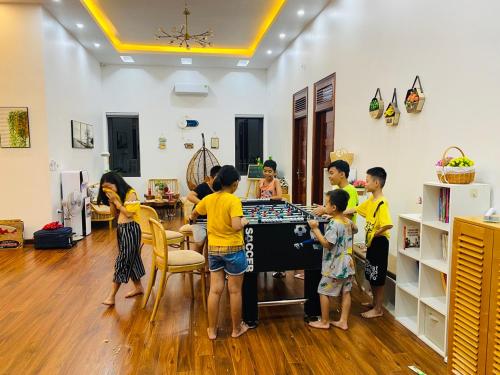 河内LaLi Home的一群孩子在房间里玩桌子