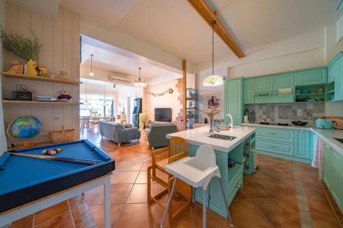 冬山乡Cathy French House的厨房配有蓝色橱柜和台球桌