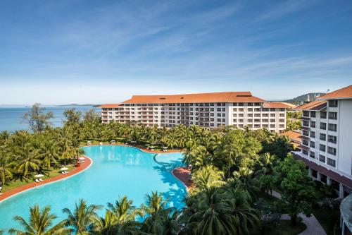 富国富国芬珍珠度假酒店及Spa的享有度假村的空中景致,设有大型游泳池