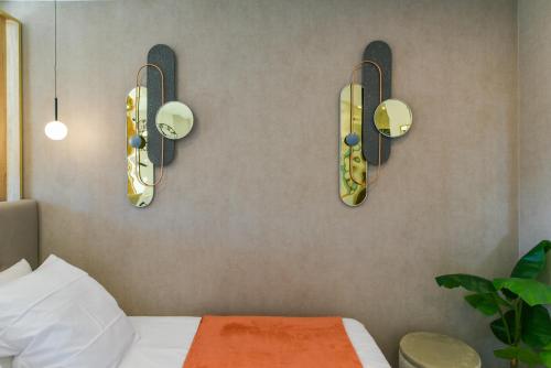 马拉加Apartamento a un paso del mar的卧室配有两盏灯,墙上设有一张床