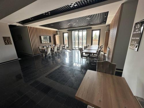 泰基尔达Akel Guest House的用餐室设有桌椅和窗户。