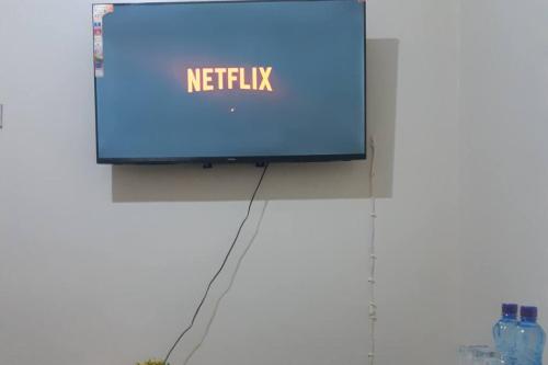 内罗毕LaMeg Homestay的墙上挂有网状标志的电视