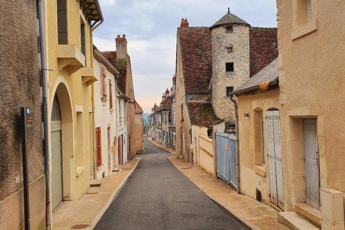 拉沙里泰LARBRENVILLE Gîtes citadins en centre-ville historique的一座有建筑的老城区的空洞小巷