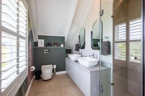 诺丁汉路Dornoch on Gowrie Farm, Nottingham Road的浴室设有2个水槽和2面镜子