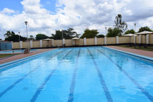 内罗毕LaMeg Homestay的蓝色海水大型游泳池