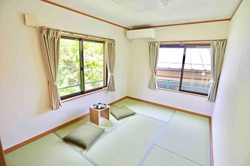 Sekishoato雅 芦ノ湖 別荘 箱根 Miyabi Ashinoko villa hakone的客厅设有2扇窗户