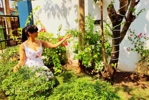 萨利加奥Casa Brooklyn Portuguese Heritage的站在花园中的女装