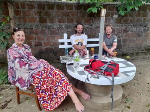 波隆纳鲁沃德维旅行之家旅馆的三人坐在桌子旁