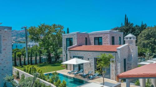 博德鲁姆Bodrum Ortakent Luxury Private Villa with Pool的一座带游泳池和房子的别墅