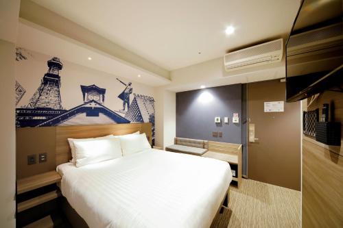 札幌Travelodge Sapporo Susukino的一间卧室配有一张白色的床和一个带塔的墙壁